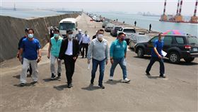台中港北堤海釣區路面嚴重侵蝕　蔡其昌會勘台中港北堤路面因嚴重侵蝕，影響民眾安全，立法院副院長蔡其昌（右3）17日會同相關單位代表及議員等多人一同會勘，爭取交通部編列預算改善。（蔡其昌服務處提供）中央社記者蘇木春傳真　109年4月17日