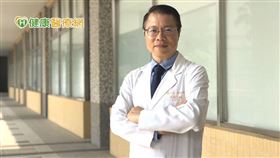 蔡乃文醫師指出，類固醇治療是簡單又便宜的治療方式，但長期使用類固醇，會產生很多副作用如月亮臉、水牛肩等等。