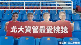 樂天桃猿客製化人形看板今天開始擺放。（圖／記者王怡翔攝影）