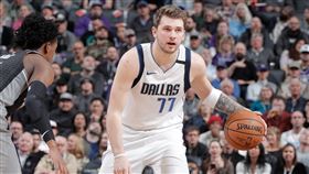 這哪位！金童蓄出「復古AV男優鬍」
NBA,達拉斯獨行俠,Luka Doncic,鬍子,pornstache,AV男優鬍
翻攝自NBA官方推特、Doncic IG