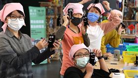 無獨有偶劇團下半年若沒收入恐休團受武漢肺炎疫情衝擊，無獨有偶劇團藝術總監鄭嘉音表示，若下半年再沒收入將考慮休團；近期團隊也手工製作吊飾，作為「挺偶方案」紀念品之一，盼能增加收入，減緩劇團經濟壓力。（無獨有偶提供）中央社記者鄭景雯傳真　109年4月17日