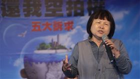 民眾爭取空拍權益　蔣月惠到場聲援民團「313反空域不平等聯盟」13日下午在交通部外舉辦記者會，質疑將上路的無人機法規有多項不合理之處，無黨籍屏東縣議員蔣月惠也到場力挺，要求交通部與各縣市政府應補足配套措施。中央社記者吳家昇攝　109年3月13日