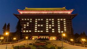 3度0確診！圓山大飯店點燈「ZERO」致敬：與你同在。（圖／翻攝自圓山大飯店臉書）