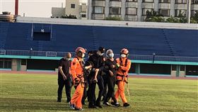 警員休假遊火炎山意外墜谷亡　父母哭斷腸新北市林姓警員17日與友人同遊苗栗三義火炎山，卻意外墜谷身亡，遺體經直升機吊掛至苗栗縣體育場後送，林男父母得知惡耗哭斷腸，場面悲傷。中央社記者管瑞平攝　109年4月17日