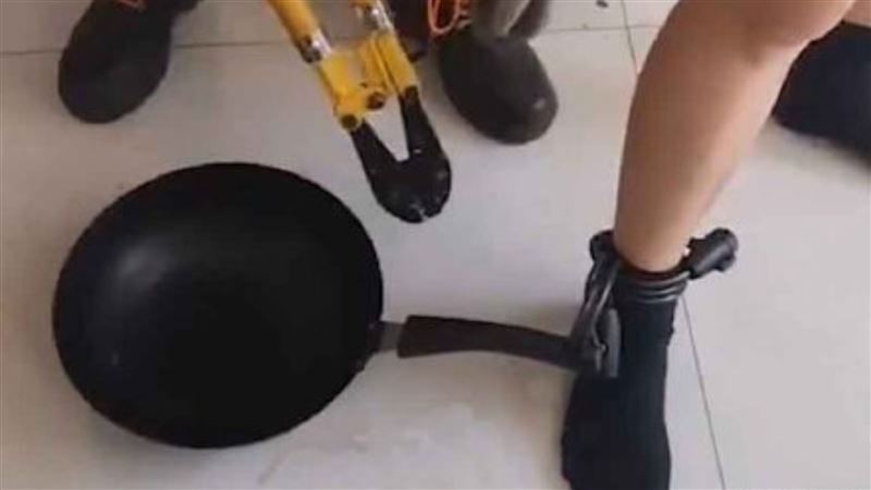 妻の逆襲！他起床腳被鎖平底鍋