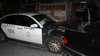 男拒檢衝撞警車　一查竟是毒品通緝犯