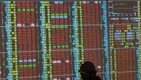 亞股反彈勁揚  台股盤中大漲美股雖因財政紓困計畫卡關收黑，但美股期指電子盤開盤後大漲，帶動亞股全面反彈，台股24日也在權值股拉抬下，盤中一度大漲500點，電子、金融、傳產漲幅整齊。中央社記者裴禛攝  109年3月24日