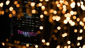 台北101亮燈　為防疫加油（1）台北101大樓15日、16日兩天晚間都在外牆點亮粉紅色燈光，打上TWcanHELP、防疫不分你我、國人齊心、台灣加油等字樣，凝聚民眾對抗疫情的信心。中央社記者裴禛攝　109年4月16日