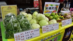 台東大學開辦農夫市集（1）台東大學評選在地優質農戶每週二在學校內舉辦農夫市場，各攤農戶所展售的產品必須標示品名、產地、單價及來源，讓消費者認識食物，並與農地連結。（台東大學提供）中央社記者盧太城台東傳真　109年4月18日