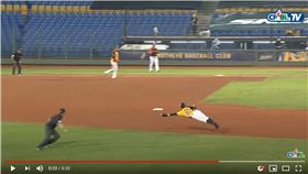 ▲中信兄弟游擊手江坤宇秀飛撲美技。（圖／翻攝自CPBLTV）