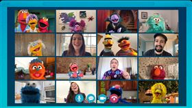 ▲安海瑟薇參加《芝麻街：艾蒙有約》活動。（圖／WarnerMedia提供）