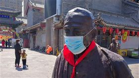 中國大陸黑龍江省武漢肺炎疫情近日明顯失控後，內蒙古自治區根河市17日開出第一槍，全面封閉與黑龍江邊界的交通。圖為內蒙古街頭雕塑被戴上口罩。（圖／中央社／中新社提供）
