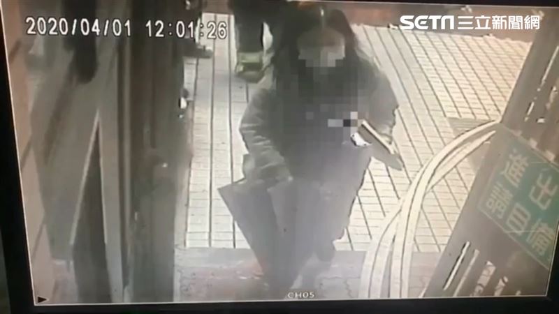 當真趁火打劫！女闖起火民宅竊行李箱