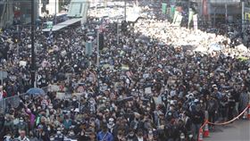 香港民陣1208遊行（2）香港泛民主派團體民間人權陣線8日下午3時舉行國際人權日遊行，同時繼續爭取「反送中」運動訴求。圖為遊行人潮從銅鑼灣出發時的景象。中央社記者張謙香港攝  108年12月8日
