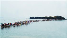 奎壁山摩西分海五一連假實施人流管制（2）因應武漢肺炎（2019冠狀病毒疾病，COVID-19）疫情，澎湖北寮奎壁山摩西分海5月1日連假3天將實施人流控管，每批管制總量500人進入。圖為往年摩西分海人潮。中央社　109年4月18日