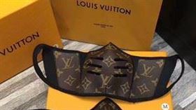 真的假的?LV奢華口罩　開箱片瘋傳(圖/翻攝自購物網站)
