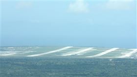 戰略觀念轉型　美媒揭關島B-52轟炸機全撤離美國媒體報導，美軍無預警將部署於關島安德森空軍基地（Anderson AFB）的B-52轟炸機撤離，結束16年來的轟炸機持續進駐任務。圖為今年1月遠眺位於關島最北端的安德森基地。中央社記者陳亦偉攝　109年4月18日