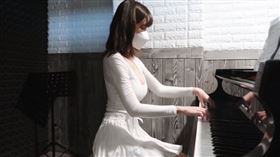 南韓知名網紅Leezy（임이지）爆乳彈鋼琴。（圖／翻攝自YouTube）