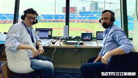 中華職棒英文轉播主播王雲慶和球評偉恩（Wayne McNeil）。（圖／記者王怡翔攝影）