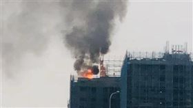 新北市板橋區工地大樓火警現場。（圖／翻攝《我是板橋人》）