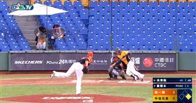 ▲中信兄弟吉祥物小翔在洲際球場本壘後。（圖／截自緯來電視台）