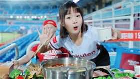 Rakuten Girls籃籃場邊大啖鴛鴦鍋。（圖／樂天桃猿提供）