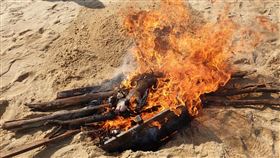 金門烈嶼海漂豬確認感染非洲豬瘟金門縣16日在烈嶼鄉青岐港海灘發現一頭海漂豬屍，防疫所人員進行檢體採樣並消毒後，將豬屍就地焚燒掩埋；經檢驗後確認豬屍感染非洲豬瘟病毒。（金門縣動植物防疫所提供）中央社記者黃慧敏傳真　109年4月18日