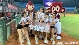 霸能拿下勝利，桃猿推出紀念商品。（圖／記者王怡翔攝影）