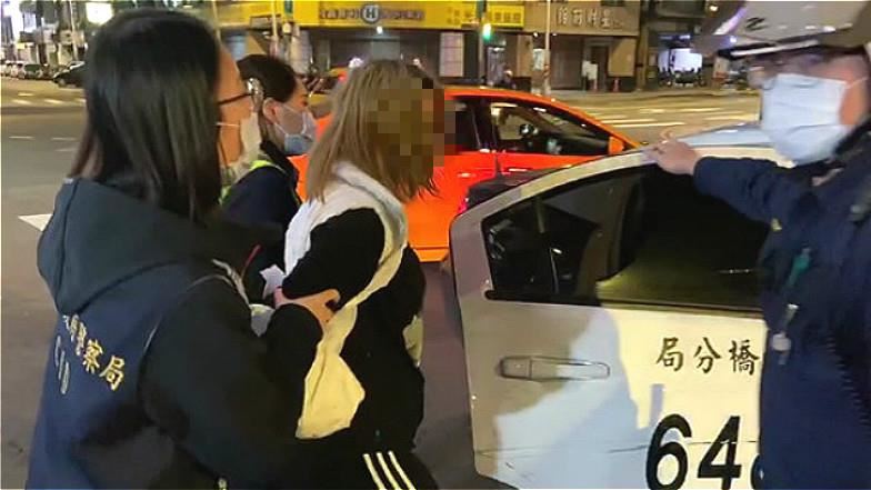 酒醉金髮女撞人嗆聲　拉扯員警遭壓制