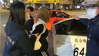 酒醉金髮女撞人嗆聲　拉扯員警遭壓制