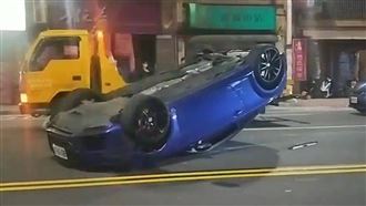 爆3車連環撞　250萬奧迪超跑翻覆
