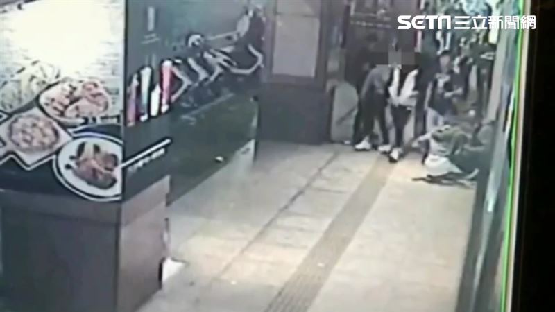 金髮女肩撞爆粗口　遭壓制哭喊：好痛