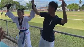 海軍到帛琉不只沒戴口罩…海官持旗嗨玩與正妹跳「搖搖舞」（圖／翻攝自周民淦臉書）