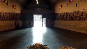 義北貝加莫市的教堂因殯儀館不敷使用而權充臨時太平間，一度有數十具棺材排隊等候火化安葬，目前終於全數處置完畢。（圖取自twitter.com/giorgio_gori）