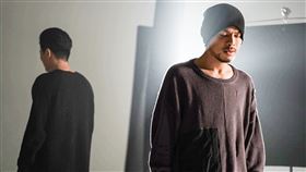 黃明志與中國歌手富九飆唱搖滾單曲《我們的海闊天空》。（圖／亞洲通文創提供）