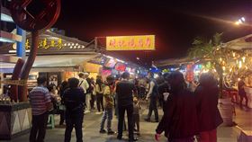 花蓮東大門夜市人潮漸回流花蓮東大門夜市在清明連假遭疫情指揮中心列為武漢肺炎疫情「警示區」，但因花蓮仍維持零確診紀錄，週休假日夜市出現人潮，約增加3、4成。中央社記者李先鳳攝　109年4月19日