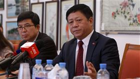 中國駐俄羅斯大使：闖關回國公民令人不齒中國駐俄大使張漢暉（右）17日接受央視新聞採訪時強調，在武漢肺炎疫情完全結束前，中俄之間陸路口岸的旅客檢查功能「絕不會再開啟」。圖為2019年8月張漢暉履新後，在中國駐俄使館舉行媒體見面會。（中新社提供）中央社  109年4月18日