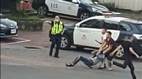 囂張！警局前大亂鬥　警鳴3槍逮人（圖／翻攝畫面）