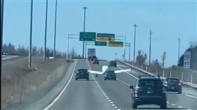 ▲一輛小型飛機在加拿大高速公路迫降（圖／翻攝自Youtube）