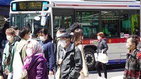 阻疫情擴大　日政府盼減少人員接觸為力阻武漢肺炎疫情擴大，日本政府7日對東京、大阪等7都府縣發布緊急事態宣言，盼人員接觸能減少達7、8成。圖為街景。中央社記者楊明珠東京攝　109年4月14日