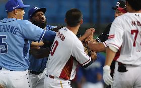 索沙觸身球砸郭嚴文　悍將桃猿板凳清空