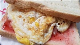 草莓蛋吐司超噁心？網再揭隱藏神吃法（圖／翻攝自爆怨公社）