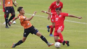 企甲聯賽　北市大同勝紅獅FC（1）2020華南銀行台灣企業甲級足球聯賽19日進行第1巡迴第2週賽事，北市大同（橘衣）以4比0擊敗紅獅FC（紅衣）。中央社記者徐肇昌攝　109年4月19日