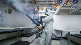 陸軍39化兵群於19日執行海軍磐石軍艦消毒作業（圖/國防部提供）