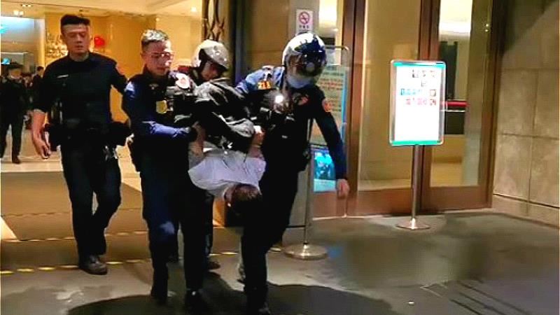醉男扯正妹頭髮　眾人從電梯打到大廳