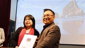 駐阿根廷代表謝俊得 頒獎僑校華文教師200多名在阿根廷擔負僑民華文教育重任的老師28日齊聚一堂慶祝教師節，駐阿根廷台北商務文化辦事處代表謝俊得（右1）出席為執教屆滿10年及5年的資深教師頒贈獎狀及獎金。中央社記者汪碧治布宜諾斯艾利斯攝　108年9月29日