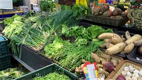 上海超市中  蔬果充足菜價未瘋漲雖受武漢肺炎疫情影響，但上海超市內的蔬果貨量仍充足，菜價也未大漲。圖攝於1日上海某超市。中央社記者沈朋達上海攝  109年2月5日