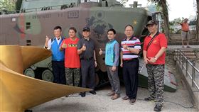 集集兩棲登陸車掉漆　退伍弟兄自發整修重振雄風南投縣集集鎮軍史公園一輛海軍陸戰隊兩棲登陸運輸車破舊掉漆，退伍隊員主動利用工作之餘重新塗裝上漆，讓這項武器恢復「雄風」，19日重新亮相。（集集鎮公所提供）中央社記者蕭博陽南投縣傳真　109年4月19日