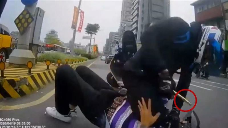 男持甩棍攔車　反遭健身教練壓制在地