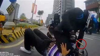 男持甩棍攔車　反遭健身教練壓制在地